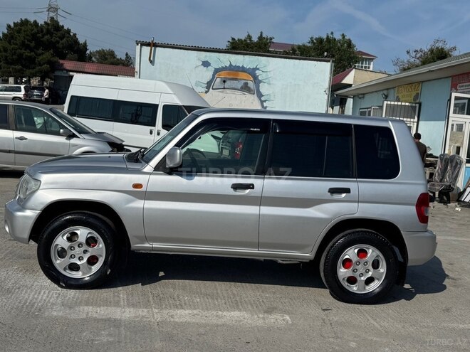 Mitsubishi Pajero io-6