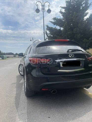 Infiniti QX70-3