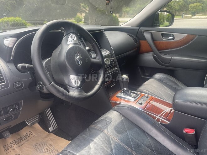 Infiniti QX70-6
