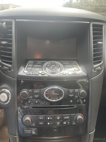 Infiniti QX70-8