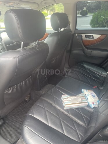 Infiniti QX70-9