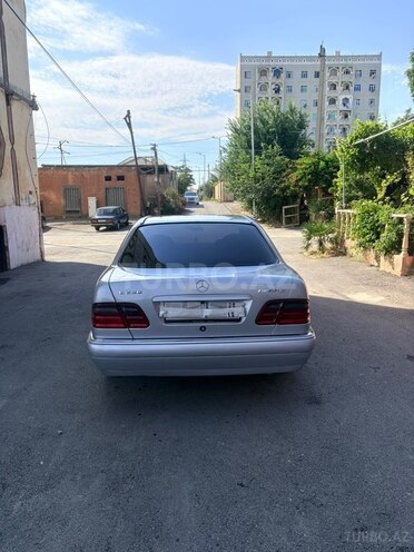 Mercedes E 230-5