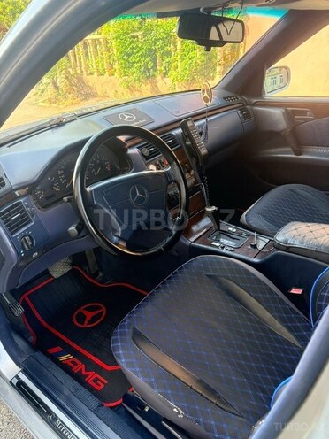 Mercedes E 230-11