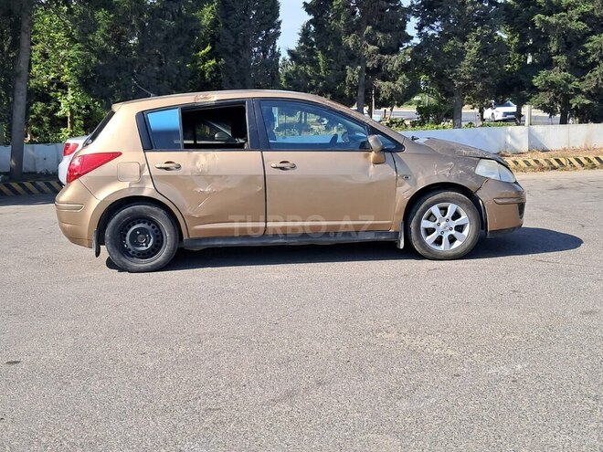 Nissan Tiida-4