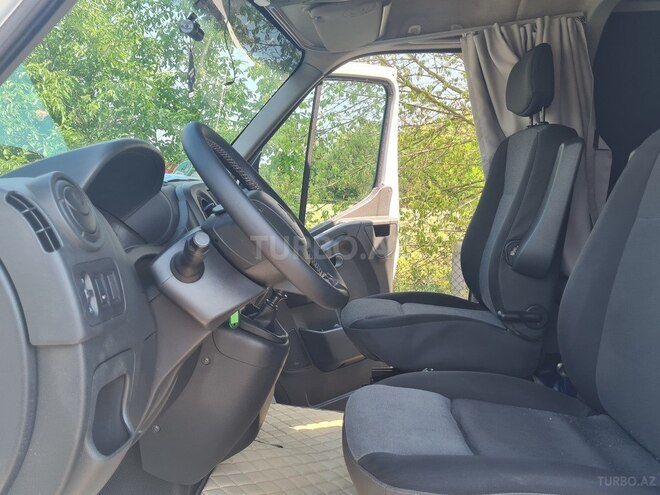 Renault Master-9