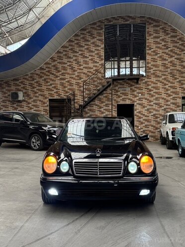 Mercedes E 240-1