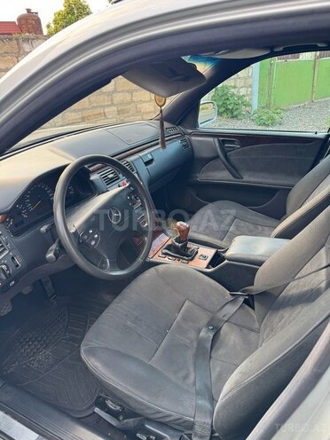 Mercedes E 200-2