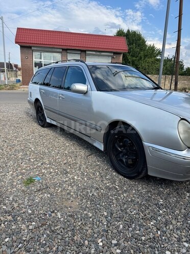 Mercedes E 200-10
