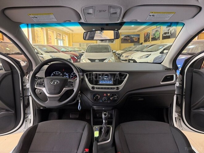 Hyundai Accent-12