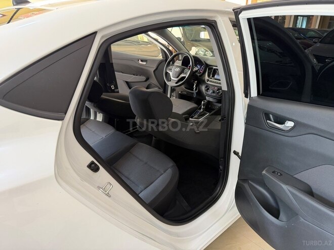 Hyundai Accent-11