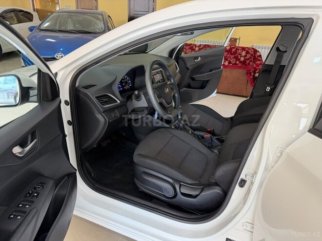 Hyundai Accent-16