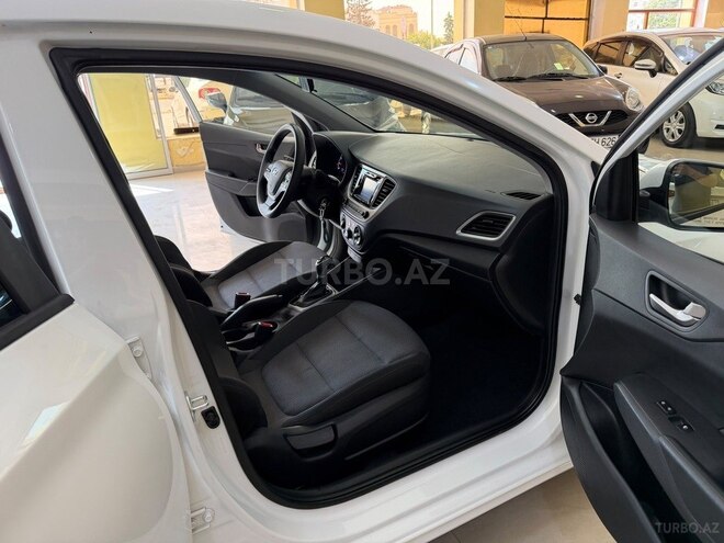 Hyundai Accent-14