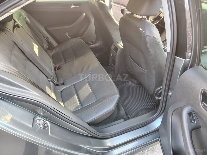 Volkswagen Jetta-5