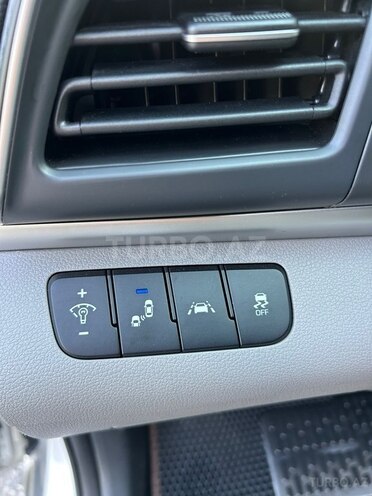 Hyundai Elantra-12