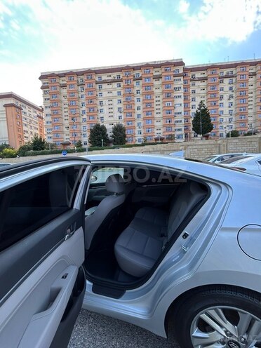 Hyundai Elantra-8
