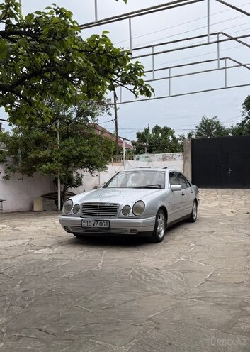 Mercedes E 290-1