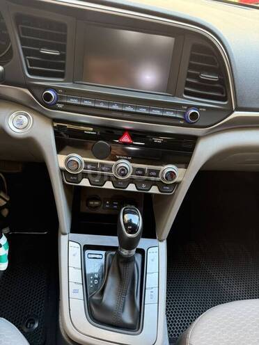 Hyundai Elantra-8