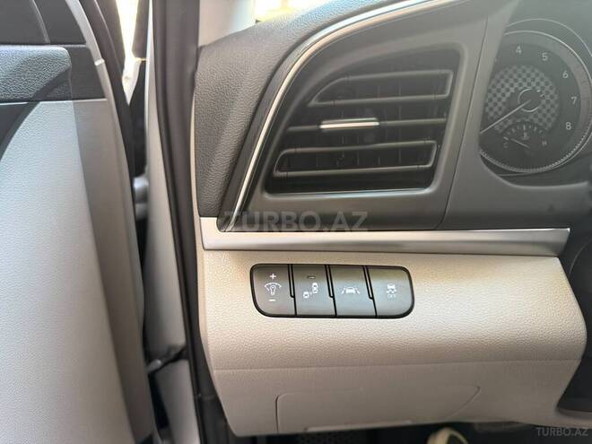 Hyundai Elantra-12