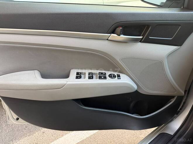 Hyundai Elantra-10