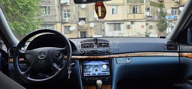 Mercedes E 220-11