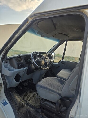 Ford Transit-13
