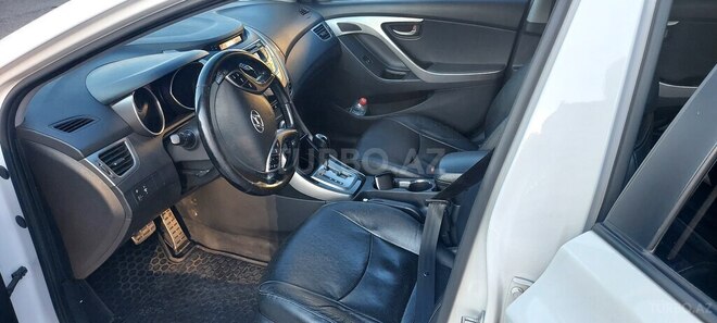 Hyundai Elantra-11