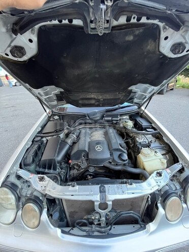 Mercedes E 240-13