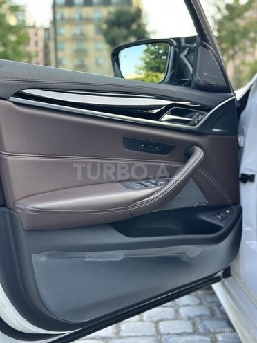 BMW 530e-13