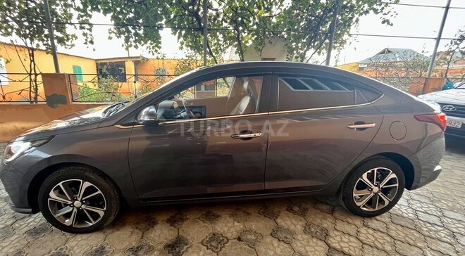 Hyundai Accent-5