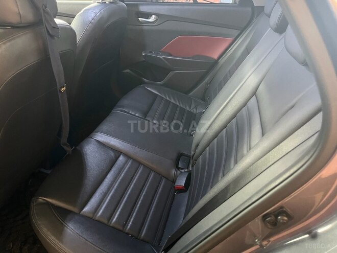 Hyundai Accent-14