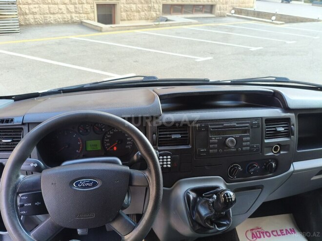 Ford Transit-13