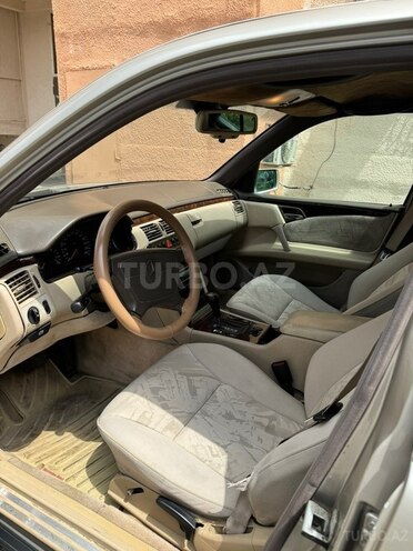 Mercedes E 230-7