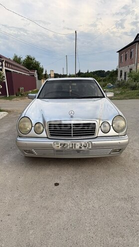 Mercedes E 240-1