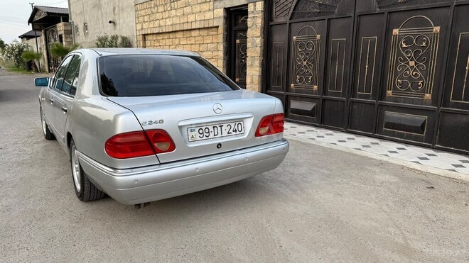 Mercedes E 240-2