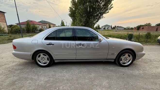 Mercedes E 240-4