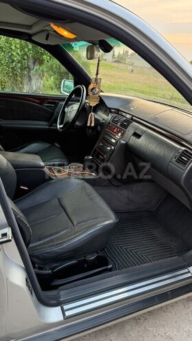 Mercedes E 240-10