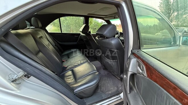 Mercedes E 240-11