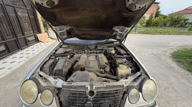 Mercedes E 240-13