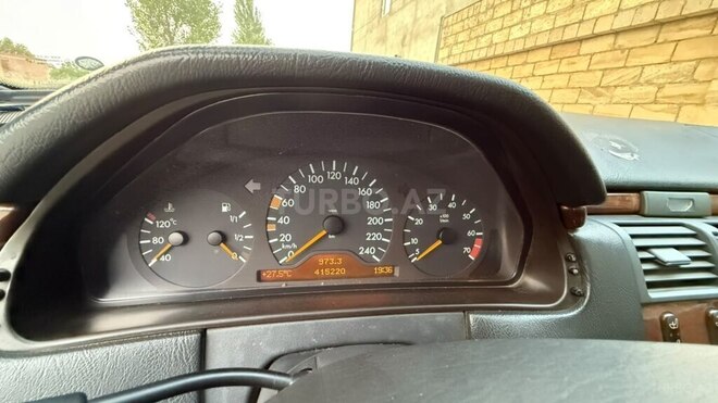 Mercedes E 240-17