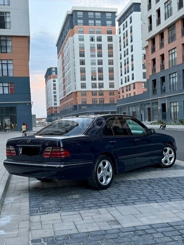 Mercedes E 270-9