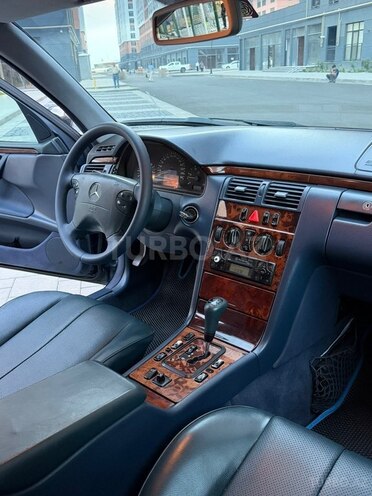 Mercedes E 270-16