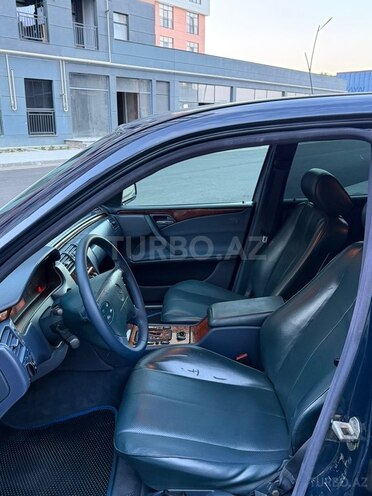 Mercedes E 270-12