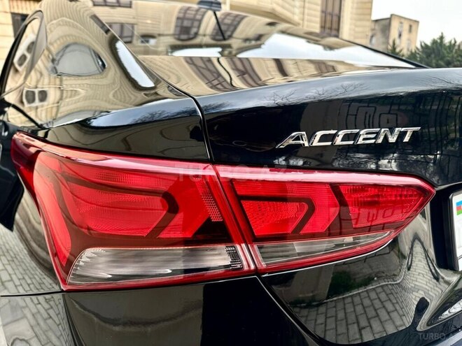 Hyundai Accent-12