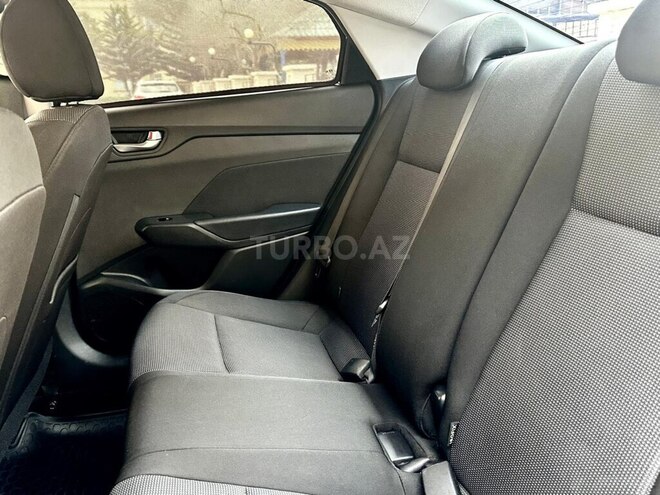 Hyundai Accent-17