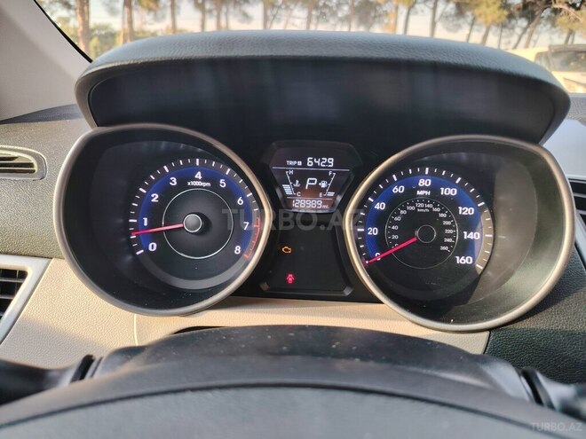 Hyundai Elantra-9