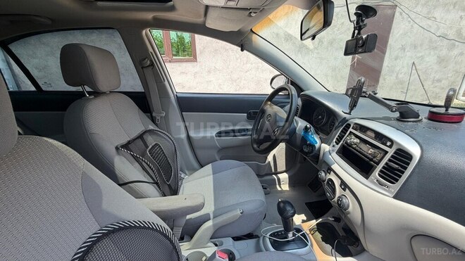 Hyundai Accent-11