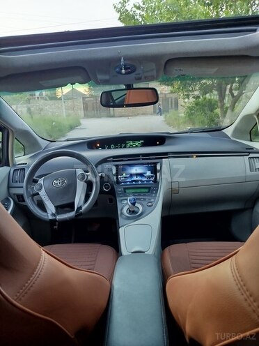 Toyota Prius-12