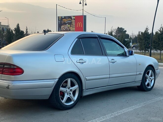 Mercedes E 240-4