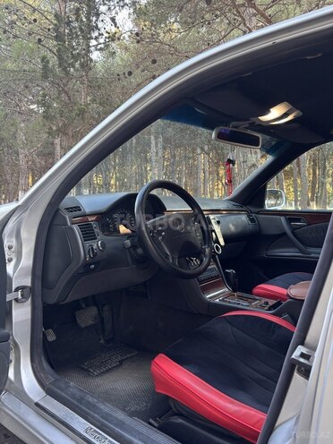 Mercedes E 270-7