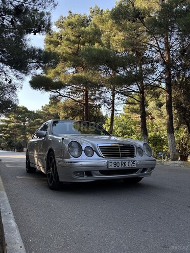 Mercedes E 270-1